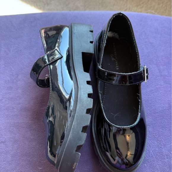 Black Patent Leather Mary Jane Shoes - girls size 4 - Picture 3 of 6